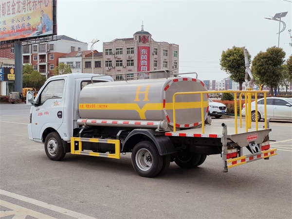 東風(fēng)途逸2方藍(lán)牌灑水車