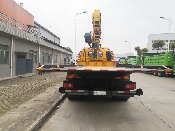 重汽豪沃帶吊清障車(chē)