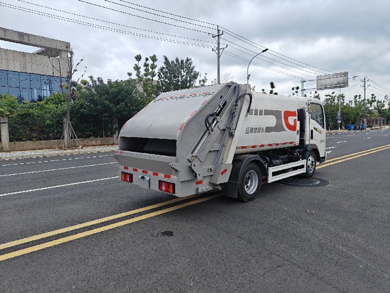 重汽豪沃地下室壓縮垃圾車